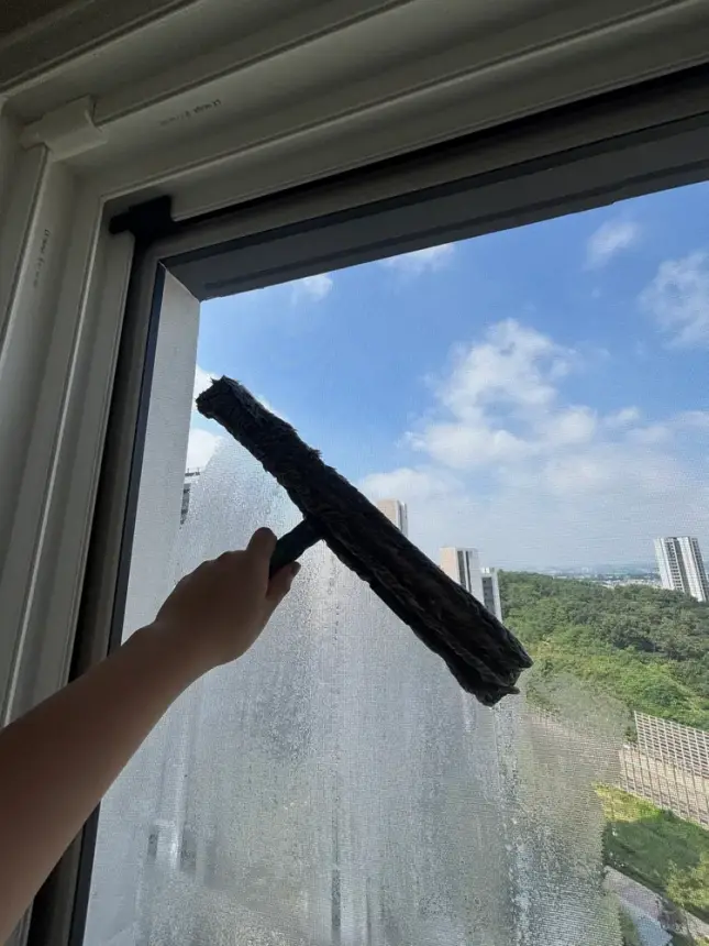 안산 창틀·샷시 먼지 제거 모습